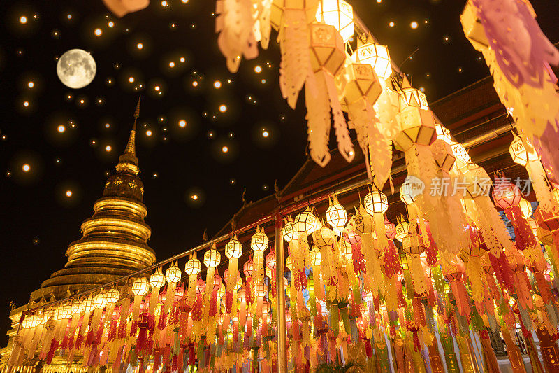 灯节在南phun，人们在Wat Phra，即Hariphunchai寺挂彩灯圆月